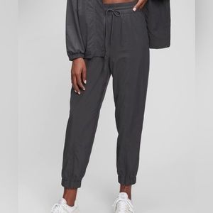 NWT Gap nylon crinkle jogger size M grey